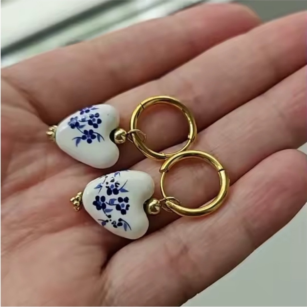 !!! Chaines style Gold and Blue Floral Heart Earrings - Picture 2 of 7